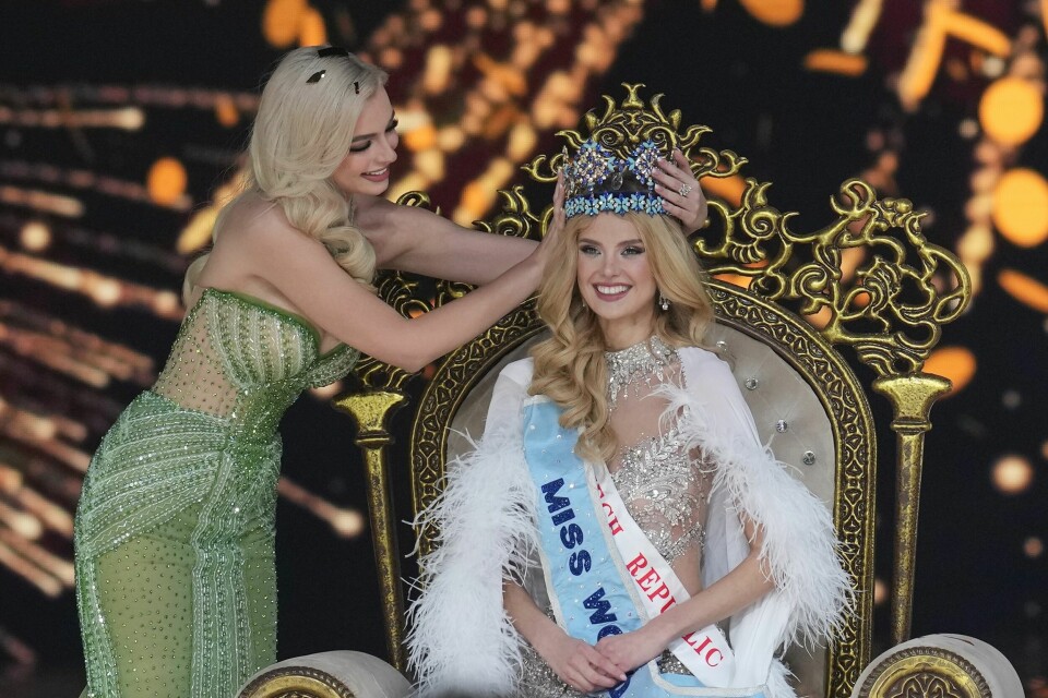 Krystyna Pyszková ble kronet som vinner av Miss World av sin forgjenger, polske Karolina Bielawska, i Mumbai lørdag. Krystyna Pyszková ble kronet som vinner av Miss World av sin forgjenger, polske Karolina Bielawska, i Mumbai lørdag. Foto: Rajanish Kakade / AP / NTB