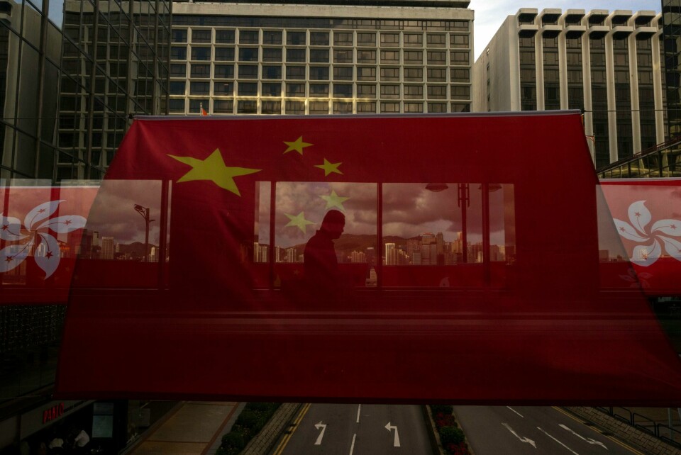 En gangbro pyntet til fjorårets 26-årsmarkering for overføringen av Hongkong fra Storbritannia til Kina. En gangbro pyntet til fjorårets 26-årsmarkering for overføringen av Hongkong fra Storbritannia til Kina. Foto: Louise Delmotte / AP / NTB