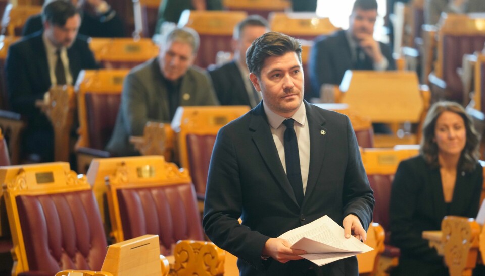 Saksordfører Grunde Almeland (V) sier at kontroll- og konstitusjonskomiteen må åpne nye undersøkelser av arbeids- og inkluderingsminister Tonje Brenna (Ap). Venstres Grunde Almeland har ledet behandlingen av habilitetssakene – blant annet mot arbeids- og inkluderingsminister Tonje Brenna (bak til høyre). Foto: Terje Bendiksby / NTB