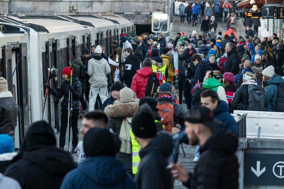 Det er ventet storinnrykk til Holmenkollen i forbindelse med skifestivalen søndag. Ruter setter opp ekstratog. Mange tilskuere skal ta turen til Holmenkollen og skogen rundt for å følge skifesten i Holmenkollen. Ruter ber om tålmodighet fra sine reisende. Foto: Alf Simensen / NTB