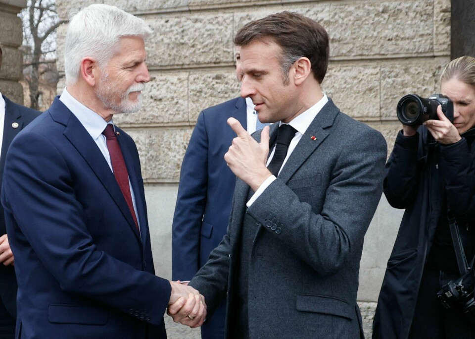 Tsjekkias president Petr Pavel avbildet i samtale med Frankrikes president Emmanuel Macron.