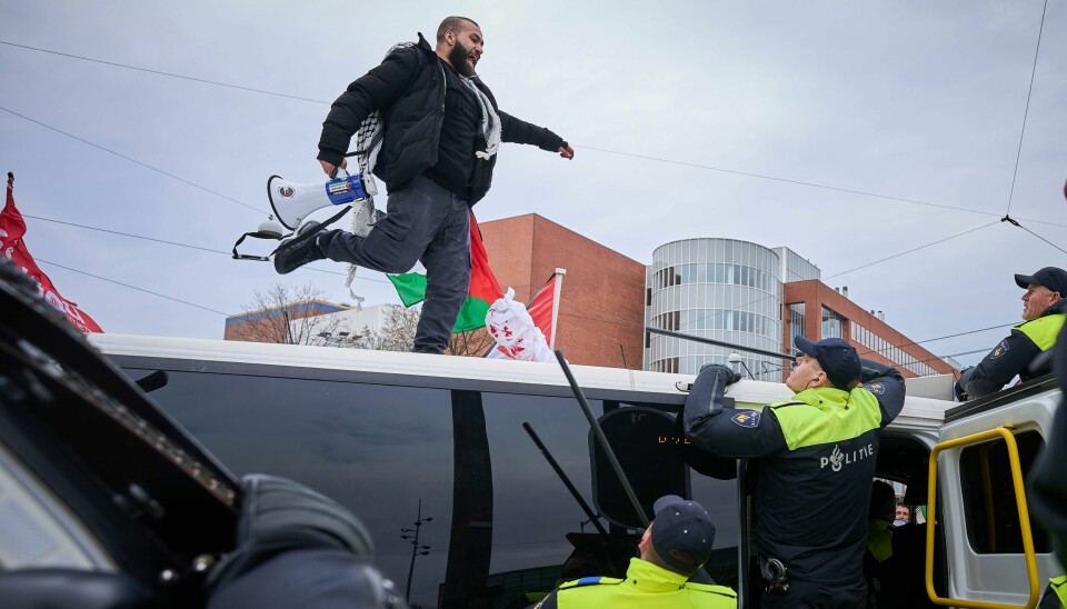 En propalestinsk demonstrant i Amsterdam. En propalestinsk demonstrant i Amsterdam. Foto: Phil Nijhuis / AP / NTB