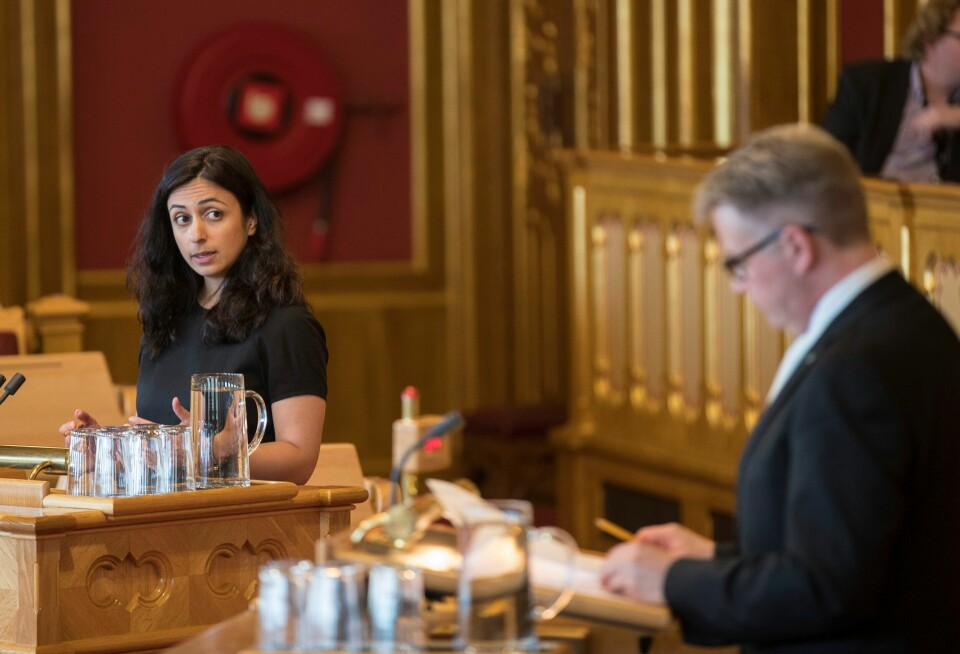 Aps Hadia Tajik på talerstolen i Stortinget sammen med Per-Willy Amundsen. Aps Hadia Tajik på talerstolen i Stortinget sammen med Per-Willy Amundsen. Foto: Vidar Ruud / NTB