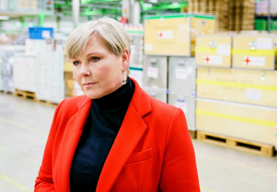 En ny bistandspolitikk må ta innover seg at Norge ikke kan gjøre alt samtidig. Det starter med å sette seg færre og tydeligere mål, skriver Hans Jacob Huun Thomsen. Bildet viser utviklingsminister (Sp) Anne Beathe Tvinnereim foran en hjelpesending til Ukraina. Utviklingsminister (Sp) Anne Beathe Tvinnereim.