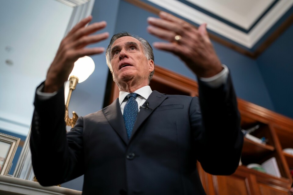 Republikaneren Mitt Romney representerer delstaten Utah i Senatet. Utah Republican Sen. Mitt Romney says he will not run for reelection in 2024, as he speaks to reporters in his Capitol Hill office in Washington, Wednesday, Sept. 13, 2023. The 76-year-old easily won election in reliably GOP Utah in 2018 but was expected to face more resistance from his own party after he emerged as one of the most visible members to break with former President Donald Trump. (AP Photo/J. Scott Applewhite)