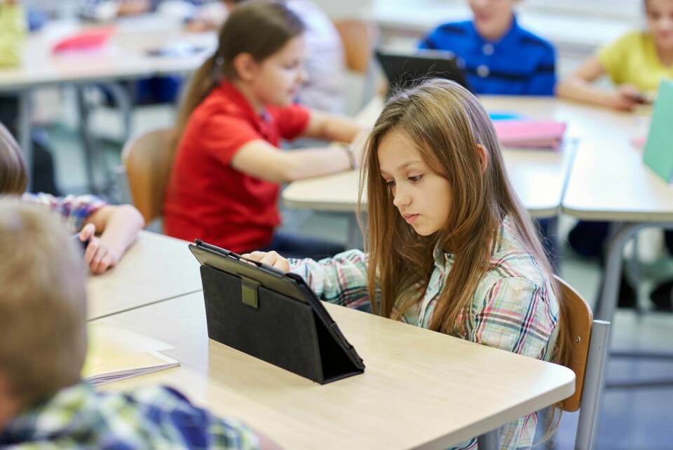Det er i hvert fall mange foreldre som nå tør å sette spørsmålstegn ved om barn blir dyktige lesere, skrivere og kritiske tenkere med skole-iPad som eneste verktøy i sekken, skriver Siri Sjøgren Selmer. Nettbrett i skolen