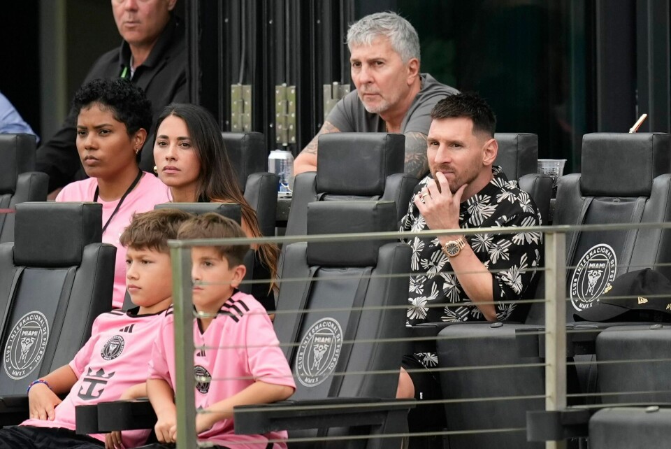 Lionel Messi er skadet og måtte se kampen fra tribuneplass. Lionel Messi er skadet og måtte se kampen fra tribuneplass. Foto: Rebecca Blackwell / AP / NTB