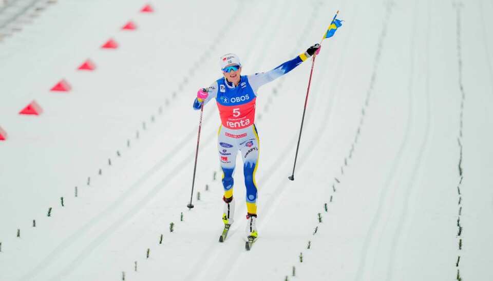 Frida Karlsson hadde tid til å ta med seg et svensk flagg opp på oppløpet i Holmenkollen. Frida Karlsson hadde tid til å ta med seg et svensk flagg opp på oppløpet i Holmenkollen.