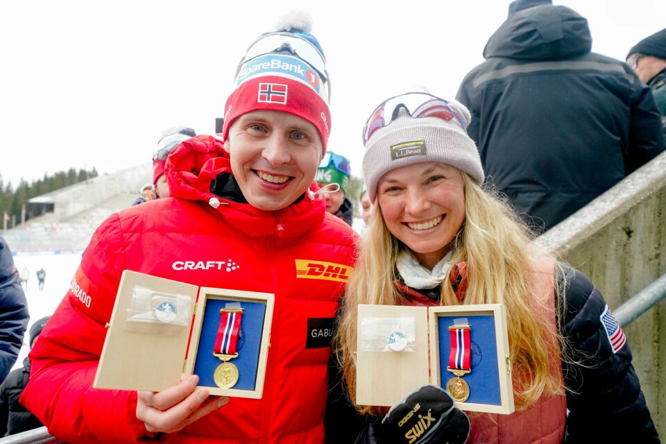 Simen Hegstad Krüger og Jessie Diggins fikk Holmenkollmedaljen i Holmenkollen søndag. Simen Hegstad Krüger og Jessie Diggins fikk Holmenkollmedaljen i Holmenkollen søndag. Foto: Terje Pedersen / NTB