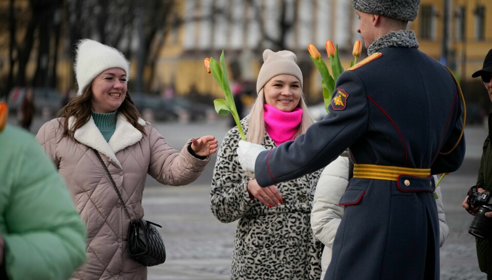 Russisk æresvakt deler ut tulipaner til kvinner i St. Petersburg. Russisk æresvakt deler ut tulipaner til kvinner i St. Petersburg. Foto: Dmitri Lovetsky / AP / NTB