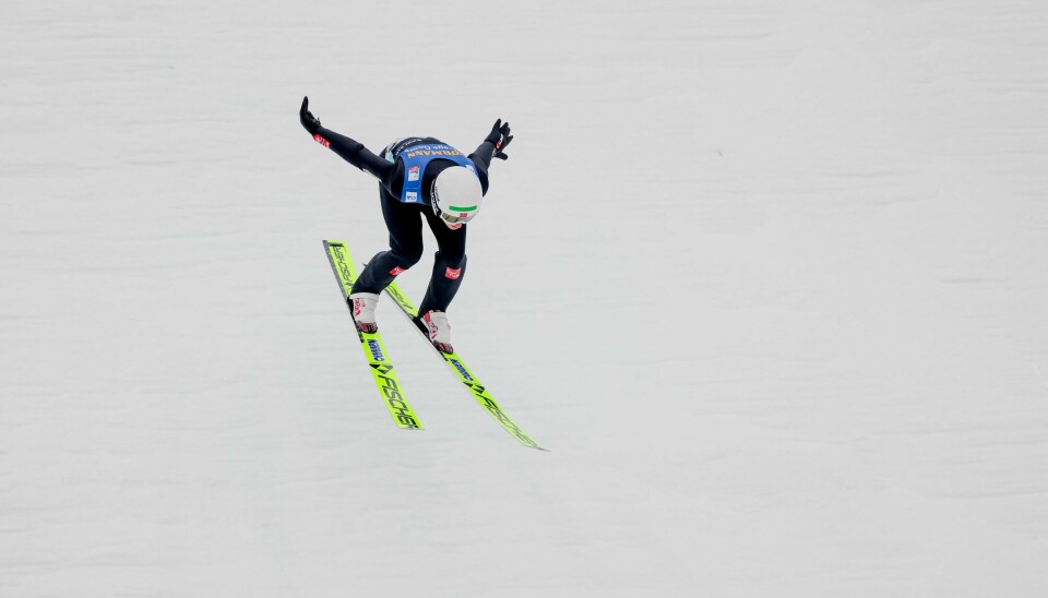 Kristoffer Eriksen Sundal falt i Holmenkollen søndag og tapte viktige poeng i Raw Air. Etterpå var han sint på dem som sendte ham utfor bakken. – Jeg bestemte meg for å prøve igjen siden det er på hjemmebane. Så skjer nesten det samme igjen. De som sitter der oppe gjør skam på Holmenkollen-rennet, sa Kristoffer Sundal etter sitt hopp