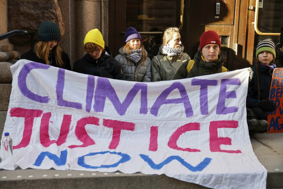 Klimaaktivist Greta Thunberg (i midten) og flere andre klimaaktivister blokkerer mandag formiddag inngangen til den svenske Riksdagen. Klimaaktivist Greta Thunberg (i midten) og flere andre klimaaktivister blokkerer mandag formiddag inngangen til den svenske Riksdagen. Foto: Christine Olsson / TT / NTB