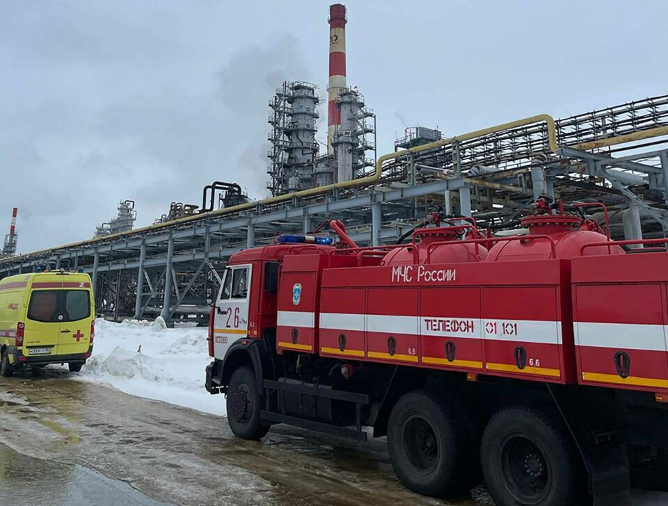 Ambulanse og brannbil ved et drivstoff- og energianlegg i byen Kstovo, rundt 450 km øst for Moskva. Der begynte det å brenne etter et ukrainsk droneangrep. This handout photograph published on the official Telegram account of the Nizhny Novgorod region governor Gleb Nikitin, on March 12, 2024, shows emergency vehicles at the spot of a fire on the grounds of a fuel and energy complex in the town of Kstovo, about 450 kilometres (280 miles) east of Moscow, following a drone attack. Two Russian fuel depots were targeted in separate drone attacks on March 12, 2024, regional governors said, as Ukraine launched a barrage of strikes against its neighbour. (Photo by Handout / TELEGRAM / @glebnikitin_nn / AFP) / RESTRICTED TO EDITORIAL USE - MANDATORY CREDIT 'AFP PHOTO / TELEGRAM / @glebnikitin_nn' - NO MARKETING NO ADVERTISING CAMPAIGNS - DISTRIBUTED AS A SERVICE TO CLIENTS