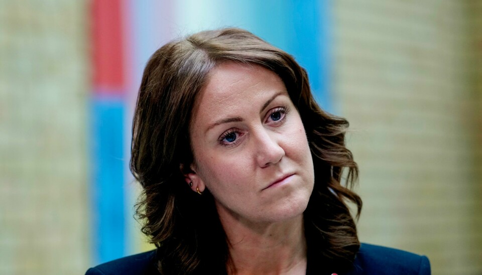 Arbeids- og inkluderingsminister Tonje Brenna (Ap) peker på at en stadig lavere andel kvinner er minstepensjonister fordi arbeidslivet blir mer likestilt. Arbeids- og inkluderingsminister Tonje Brenna vil ha flere inn fast jobb. Hun mener det sløses med folk og ressurser. Foto: Javad Parsa / NTB