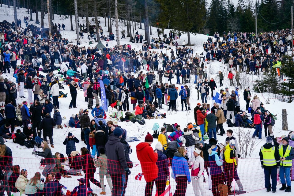 Femmila i Kollen er bevaringsverdig selv om det er store utfordringer blant publikum. Store folkemengder rundt skisporet under kvinnenes femmil i Holmenkollen lørdag. Foto: Beate Oma Dahle / NTB