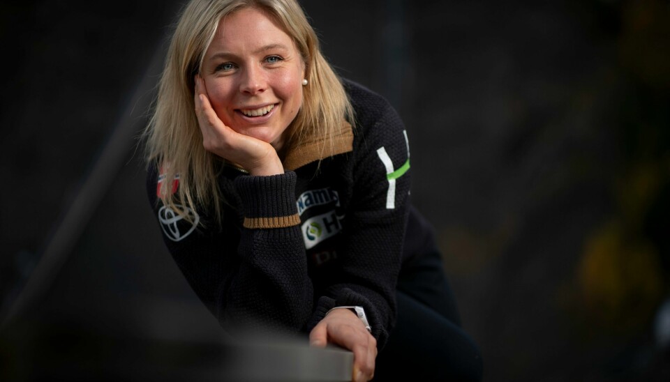Maren Lundby uttaler seg om hoppbråket. Skihopper Maren Lundby, som representerer Kolbukameratene fotografert under hopplandslagets pressetreff på Vikersund torsdag. Foto: Heiko Junge / NTB