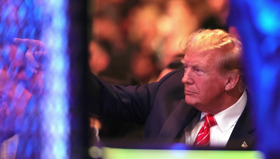 Donald Trump sikter mot en retur til maktens korridorer i Det hvite hus i USA i november. Det har ført til uro blant eksperter og politikere, blant annet med tanke på støtten til Ukraina i krigen mot Russland. Mar 9, 2024; Miami, Florida, USA; Former president Donald Trump watches Song Yadong fight Peter Yan during UFC 299 at Kayesa Center. Mandatory Credit: Sam Navarro-USA TODAY Sports