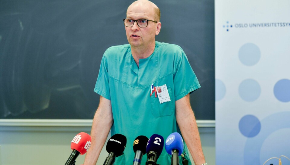 Kongens livlege Bjørn Bendz møtte pressen på Rikshospitalet etter at kong Harald fikk operert inn en permanent pacemaker. Kongens livlege Bjørn Bendz møtte pressen på Rikshospitalet etter at kong Harald fikk operert inn en permanent pacemaker. Foto: Rodrigo Freitas / NTB