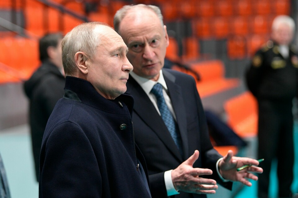 Vladimir Putins indre sirkel blir mindre og mindre, hevder Russland-ekspert. Lederen for landets sikkerhetsråd Nikolaj Patrusjev (t.h.) er en av få som fortsatt er tett på presidenten, som Dagsavisen tidligere har omtalt. Russian President Vladimir Putin, left, and Russian Security Council secretary Nikolai Patrushev visit the St. Petersburg State Maritime Technical University in St. Petersburg, Russia, Friday, Jan. 26, 2024. (Gavriil Grigorov, Sputnik, Kremlin Pool Photo via AP)