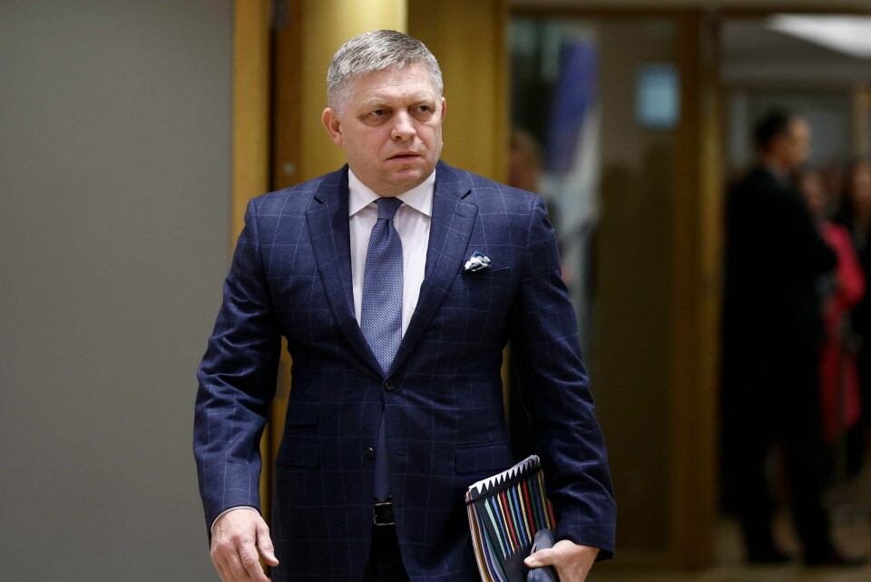 Slovakias Robert Fico har slått fast at han ikke vil hjelpe Ukraina med våpen i krigen mot Russland. Prime Minister of Slovakia, Robert Fico arrives to attend a roundtable meeting during the EU-Western Balkans summit at the European headquarters in Brussels, on December 13, 2023. EU chief Ursula von der Leyen on December 13, 2023 urged the bloc's 27 leaders to back massive financial aid for Ukraine and Kyiv's ambitions for membership talks, ahead of a crunch summit. (Photo by KENZO TRIBOUILLARD / AFP)