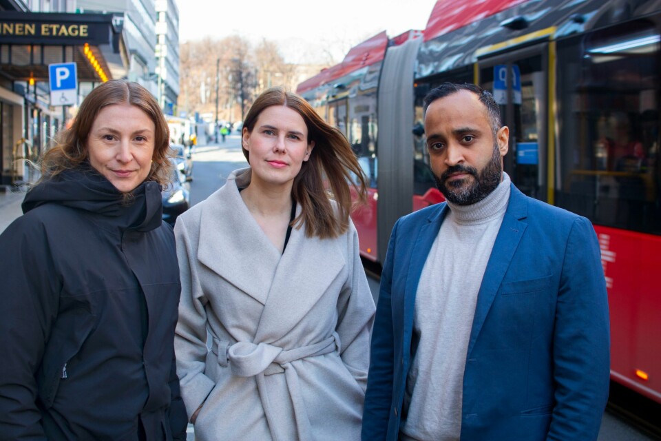 Sunnivå Holmås Eidsvoll, gruppeleder i SV, Sirin Hellvin Stav, gruppeleder i MDG, og Arbeiderpariets samferdselspolitiker Abdullah Alsabeegh, går sammen for å hindre gigantbøter mot Unibuss. Foran bussen