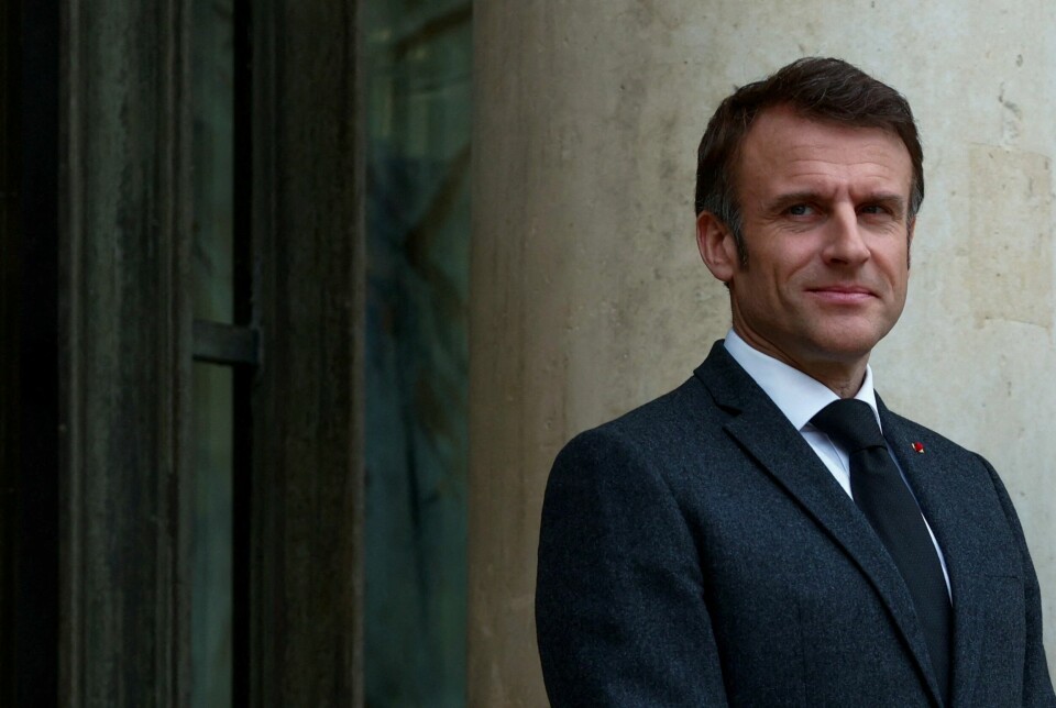 Frankrikes president Emmanuel Macron har satt sinnene i kok i Kreml. French President Emmanuel Macron stands at the entrance to the Elysee Palace in Paris, France, March 11, 2024. REUTERS/Gonzalo Fuentes