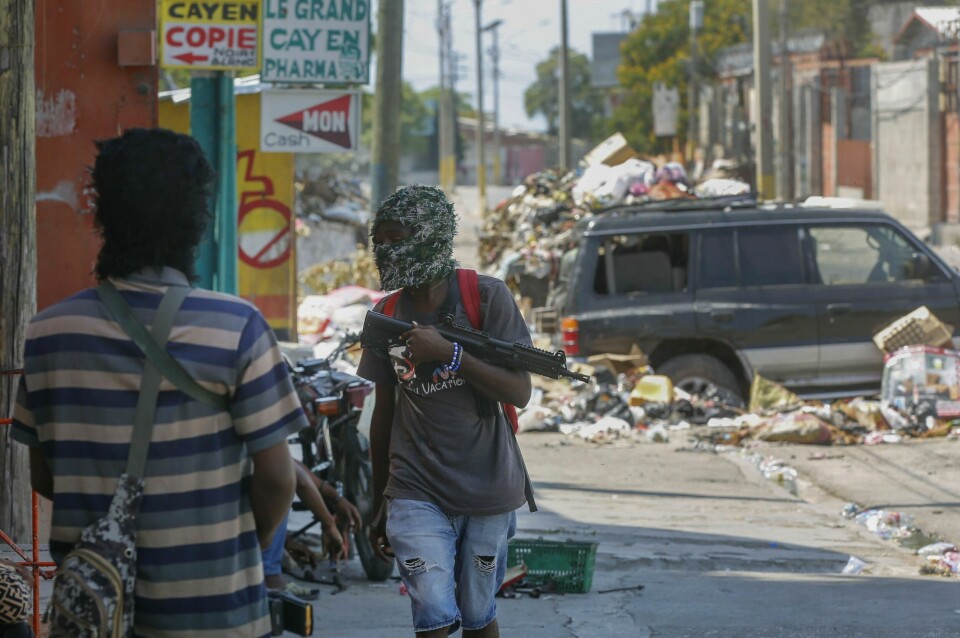 Væpnede medlemmer av G9-familien, en sammenslutning av flere kriminelle gjenger og tidligere politifolk, kontrollerer store deler av Haitis hovedstad Port-au-Prince. Kriminelle bander har tatt kontroll over store deler av Haiti der det nå råder kaos og anarki. Foto: AP / NTB