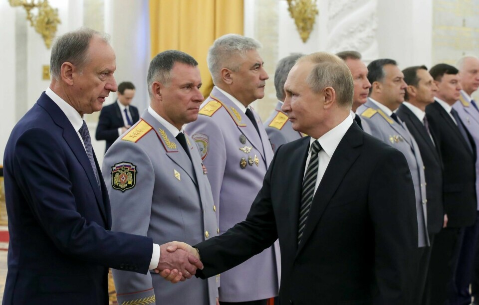 Færre og færre har et nært forhold til president Vladimir Putin, ifølge eksperter. En av dem er imidlertid Nikolaj Patrusjev, leder av det russiske sikkerhetsrådet. Her hilser han på Putin under et møte i Moskva. En rekke navn nevnes som mulige etterfølgere av Vladimir Putin. En av dem er Nikolaj Patrusjev, leder av det russiske sikkerhetsrådet. Her hilser han på Putin under et møte i Moskva i 2019.
