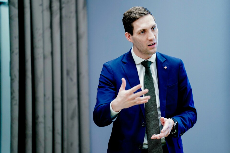 Klima- og miljøminister Andreas Bjelland Eriksen. Klimaminister Andreas Bjelland Eriksen sier Klima- og miljødepartementet har bedt Miljødirektoratet om å revurdere utslippstillatelsen som ble gitt til sprengstoffprodusenten Chemring Nobel tidligere i år. Foto: Fredrik Varfjell / NTB