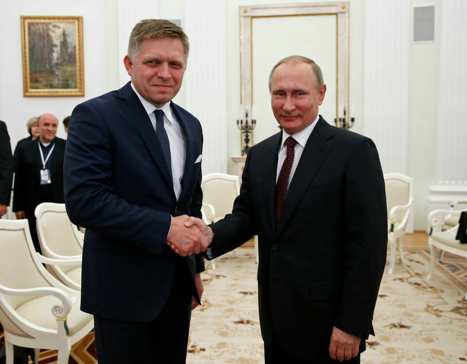 NTNU-professor mener Robert Fico er en beundrer av Russlands president Vladimir Putin. Her hilser de to under et møte i 2016. CORRECTING ID TO SLOVAK PRIME MINISTER ROBERT FICO - Russian President Vladimir Putin, right, and slovak Prime Minister shake hands at their meeting in the Kremlin in Moscow, Russia, Thursday, Aug. 25, 2016. (AP Photo/Alexander Zemlianichenko, pool)