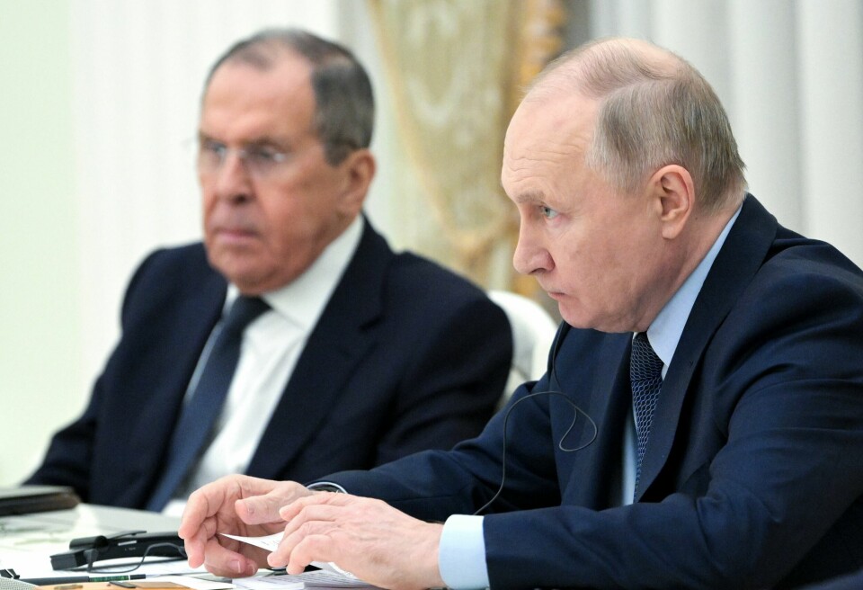 Russlands president Vladimir Putin. Utenriksminister Sergej Lavrov ses i bakgrunnen. Russian President Vladimir Putin, right, speaks to India's Foreign Minister Subrahmanyam Jaishankar as Russian Foreign Minister Sergey Lavrov sits near during their meeting at the Kremlin in Moscow, Russia, Wednesday, Dec. 27, 2023. (Alexei Nikolsky, Sputnik, Kremlin Pool Photo via AP)