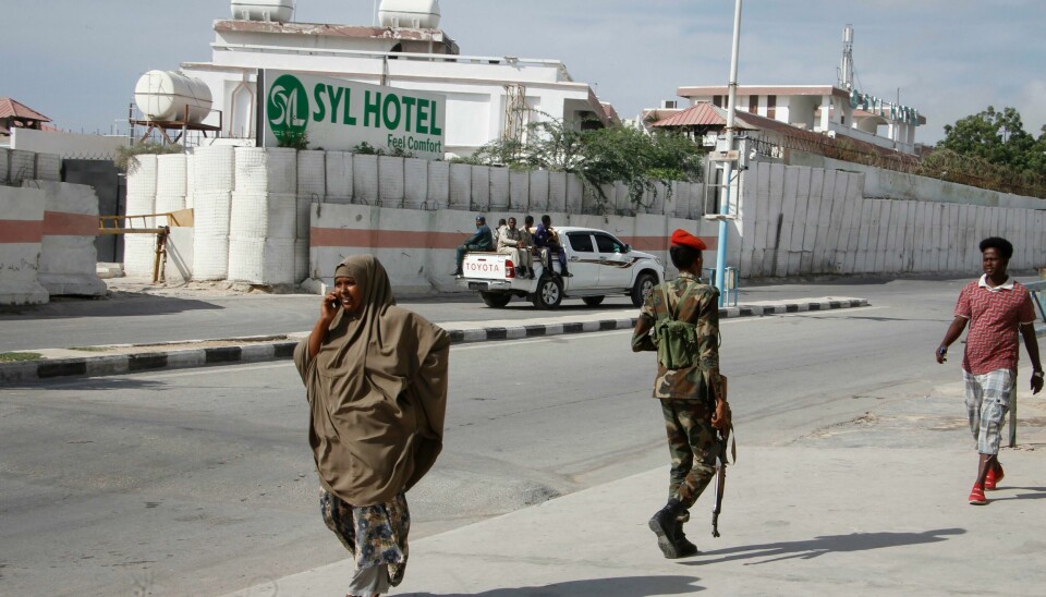 Somaliske soldater holder vakt utenfor Syl Hotel i Mogadishu etter torsdagens angrep. Somaliske soldater holder vakt utenfor Syl Hotel i Mogadishu etter torsdagens angrep. Foto: Farah Abdi Warsameh / AP / NTB