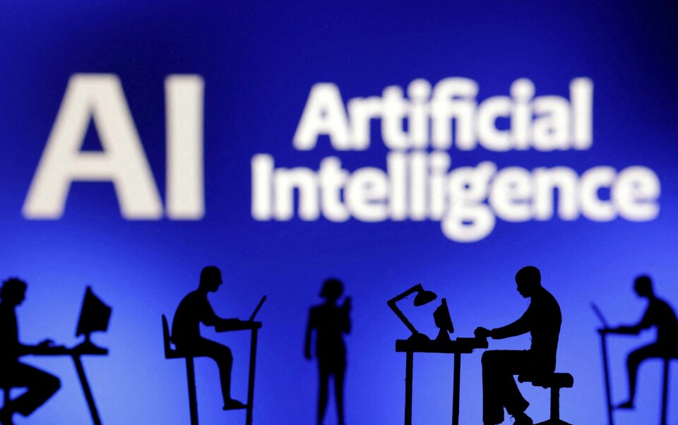 Regjeringen har investert minst en milliard kroner i forskning på kunstig intelligens. FILE PHOTO: Figurines with computers and smartphones are seen in front of the words 'Artificial Intelligence AI' in this illustration taken, February 19, 2024. REUTERS/Dado Ruvic/Illustration/File Photo