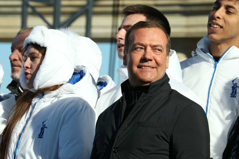 Dmitrij Medvedev krever full overgivelse fra Ukraina og deres president Volodymyr Zelenskyj. In this pool photograph distributed by Russia's state agency Sputnik, Dmitry Medvedev, Russia's former president now serving as deputy chairman of the country's Security Council, attends a concert and a rally of members and supporters of the United Russia political party in Volgograd on March 12, 2024. (Photo by Yekaterina SHTUKINA / POOL / AFP)