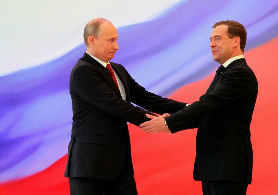 Russlands president Vladimir Putin og ekspresident Dmitrij Medvedev avbildet i Moskva i 2012, da Medvedev ga presidentroret tilbake til Putin. Russian President Vladimir Putin, left, and former President Dmitry Medvedev shakes hands at the inauguration ceremony in the Kremlin in Moscow on Monday, May 7, 2012. Vladimir Putin has been sworn in as Russia's president for a third term after four years as prime minister. (AP Photo/RIA Novosti Kremlin, Yekaterina Shtukina, Presidential Press Service)