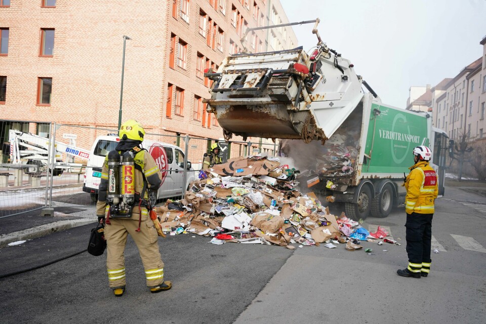 Brannvesenet måtte slukke en brann i en søppelbil på Majorstuen i Oslo mandag morgen. Brannvesenet slukket søppel etter en brann i søppelbil på Majorstuen i Oslo mandag morgen. Foto: Terje Pedersen / NTB