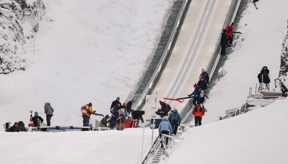 Bakkemannskapet gjorde det de kunne for å få gjennomført renn i Vikersund lørdag. Bakkemannskapet gjorde det de kunne for å få gjennomført renn i Vikersund lørdag. Foto: Geir Olsen / NTB