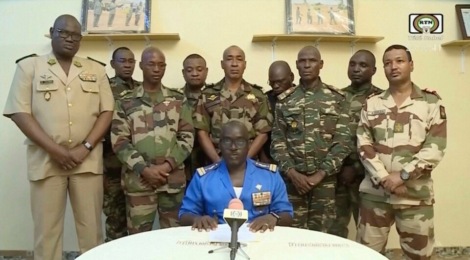 Oberst Amadou Abdramane sier at Nigers militæravtale med USA er opphevet. Her er han da de militære tok makten i et kupp i juli i fjor. Oberst Amadou Abdramane sier at Nigers militæravtale med USA er opphevet. Her er han da de militære tok makten i et kupp i juli i fjor. Foto: ORTN via AP / NTB File)