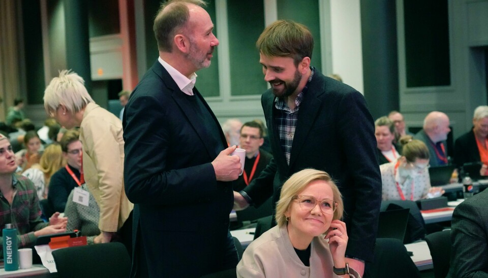 Trond Giske i samtale med Jan Christian Vestre og Ingvild Kjerkol under fylkesårsmøtet søndag. Helse- og omsorgsminister Ingvild Kjerkol (sittende) ble gjenvalgt uten problemer, og heller ikke rundt Trond Giske (t.v.) ble det særlig bråk under Trøndelag Aps årsmøte. Den lattermilde tredjeparten i bildet er næringsminister og gjestetaler Jan Christian Vestre. Foto: Terje Bendiksby / NTB