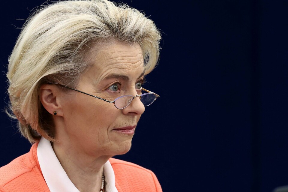 EU-kommisjonens president Ursula von der Leyen har fått kritikk av Viktor Orban. European Commission President Ursula von der Leyen looks on during a debate on the next european summit as part of a plenary session at the European Parliament in Strasbourg on March 12, 2024. (Photo by FREDERICK FLORIN / AFP)