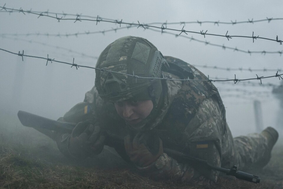 Krigen i Ukraina, her representert ved en ukrainsk soldat, er en kjerne til uenigheten mellom Viktor Orban og EU. Orban har ikke ønsket å støtte ukrainerne med våpen. A new recruit of the 1st Da Vinci Wolves Separate Mechanized Battalion, named after Dmytro Kotsiubailo, attends a military exercise, amid Russia's attack on Ukraine, in an undisclosed location, in Central Ukraine March 12, 2024. REUTERS/Viacheslav Ratynskyi TPX IMAGES OF THE DAY