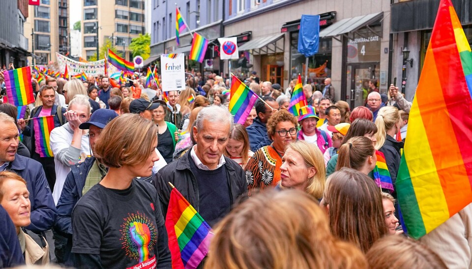 Statsminister Jonas Gahr Støre (midten) og Olaug Bollestad (bak til høyre) var blant de mange hundre som deltok i regnbuetoget og solidaritetsmarkeringen etter terrorangrepet under Oslo Pride i 2022. Statsminister Jonas Gahr Støre (midten) og Olaug Bollestad (bak til høyre) var blant de mange hundre som deltok i regnbuetoget og solidaritetsmarkeringen etter terrorangrepet under Oslo Pride i 2022.