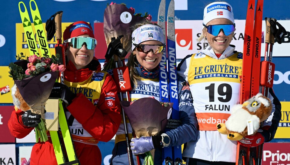 Smilene var tilbake etter sesongens siste verdenscuprenn. Heidi Weng (t.v.) og Anne Kjersti Kalvå med vinner Jesse Diggins mellom seg. Smilene var tilbake etter sesongens siste verdenscuprenn. Heidi Weng (t.v.) og Anne Kjersti Kalvå med vinner Jesse Diggins mellom seg.