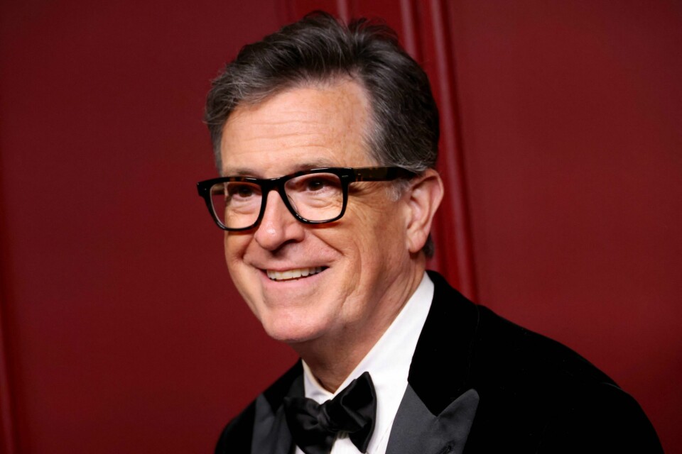 Stephen Colbert satt fyr i utroskapsryktene på ny da han vitset om William og Kate på The Late Show. Stephen Colbert satt fyr i utroskapsryktene på ny da han vitset om William og Kate på The Late Show.