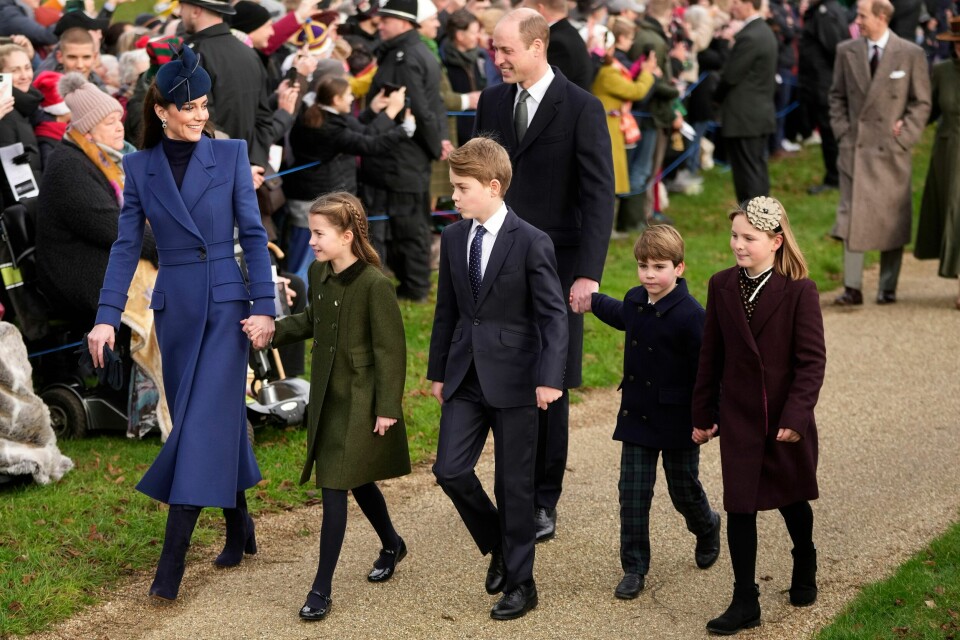 Fra venstre Storbritannias Kate, prinsesse av Wales, prinsesse Charlotte, prins George, William, prinsen av Wales, prins Louis og Mia Tindall ankommer juledagsgudstjenesten i St Mary Magdalene Church i Sandringham i Norfolk, England, mandag 25. desember 2023. Prinsessen av Wales er innlagt på sykehus for en planlagt mageoperasjon og vil bli værende på The London Clinic i opptil to uker, opplyste Kensington Palace onsdag 17. januar 2024. Fra venstre Storbritannias Kate, prinsesse av Wales, prinsesse Charlotte, prins George, William, prinsen av Wales, prins Louis og Mia Tindall ankommer juledagsgudstjenesten i St Mary Magdalene Church i Sandringham i Norfolk, England, mandag 25. desember 2023. Prinsessen av Wales er innlagt på sykehus for en planlagt mageoperasjon og vil bli værende på The London Clinic i opptil to uker, opplyste Kensington Palace onsdag 17. januar 2024.