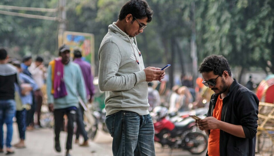 Studenter i Bangladesh med blikket rettet mot mobilen ved et universitetsområde i hovedstaden Dhaka. En kvinnelige politiker i Bangladesh dukket nylig opp i bikini i en forfalsket video Studenter i Bangladesh med blikket rettet mot mobilen ved et universitetsområde i hovedstaden Dhaka. En kvinnelige politiker i Bangladesh dukket nylig opp i bikini i en forfalsket video. Foto: Mahmud Hossain Opu / AP / NTB