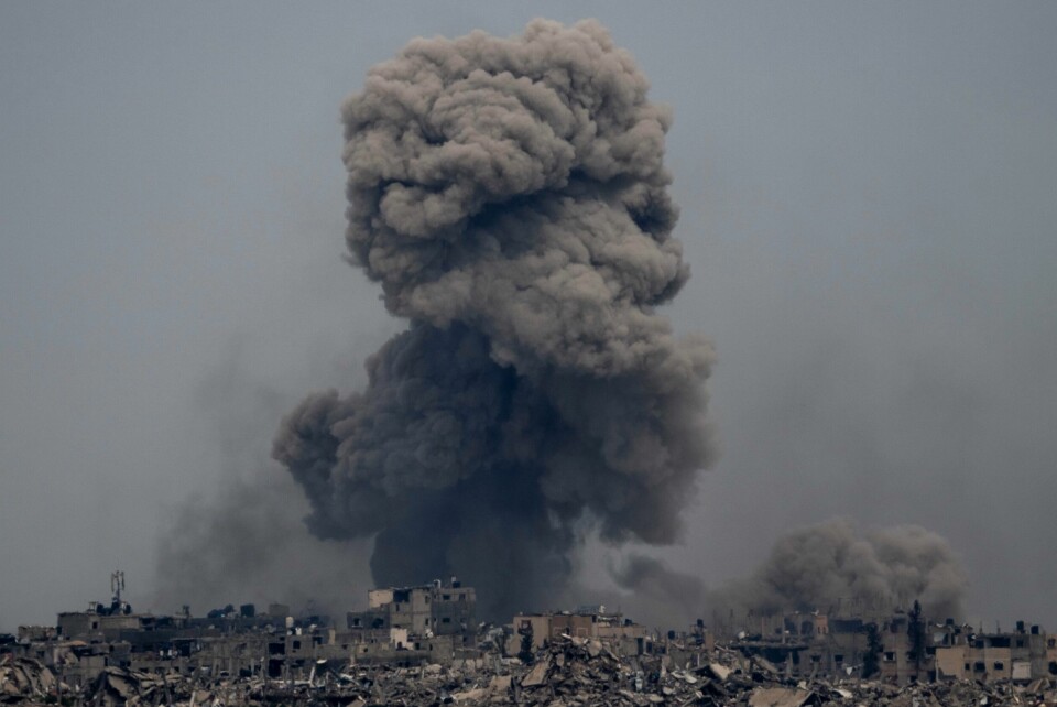En israelsk bombe treffer mål på Gaza sist søndag. Over 31.000 palestinere og rundt 1500 israelere skal ha mistet så langt i krigen.. .