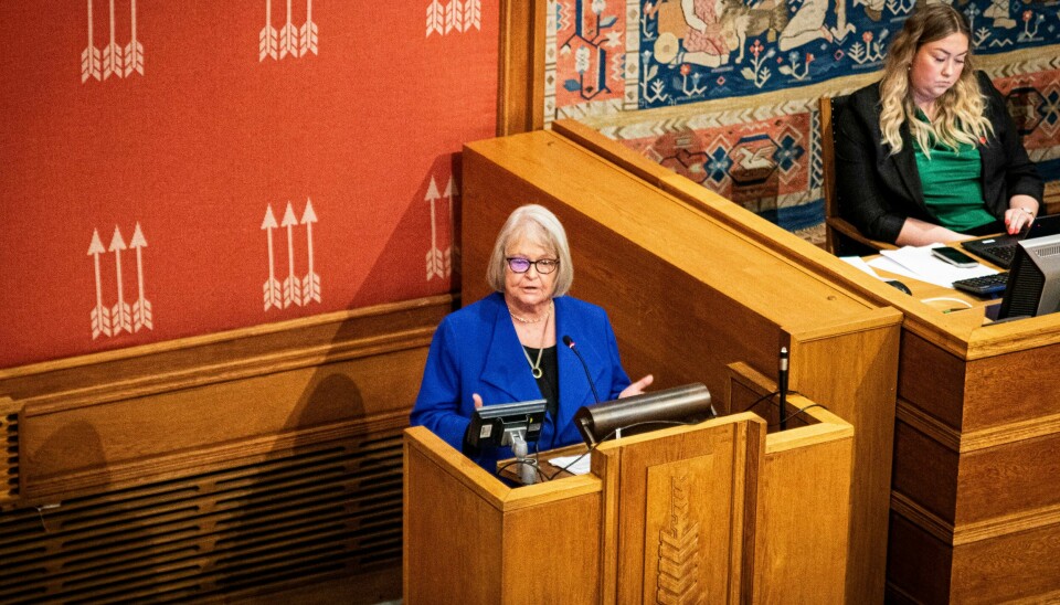 Tidligere statsminister Gro Harlem Brundtland på talerstolen. Til høyre, varaordfører Julianne Ofstad (Frp) Gro på talerstol