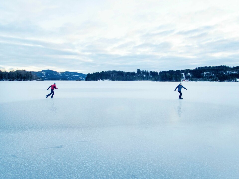 NVE anbefaler alle å sjekke istykkelsen grundig før man krysser over. NVE anbefaler alle å sjekke istykkelsen grundig før man krysser over. Illustrasjonsfoto: Gorm Kallestad / NTB