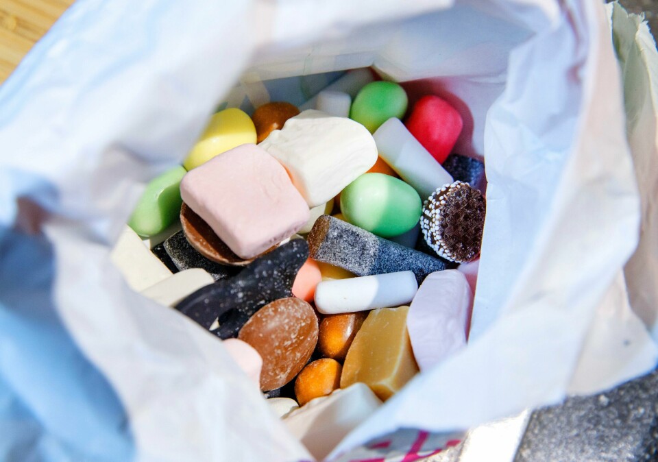 Prisen på typiske påskevarer er kuttet i butikkene hos alle de store kjedene, men ikke alle kutter prisen på smågodt. Prisen på typiske påskevarer er kuttet i butikkene hos alle de store kjedene, men ikke alle kutter prisen på smågodt. Foto: Gorm Kallestad / NTB